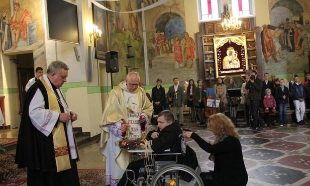 Tu osoby niepełnosprawne aktywnie uczestniczą we Mszy św.