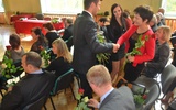 Oprócz życzeń każdy z nauczycieli dostał różę