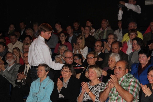 Ucznowie z Ligoty w spektaklu o ks. Tischnerze