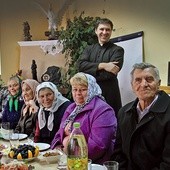 Ksiądz Adam Bożek w czasie spotkania w domu parafialnym 