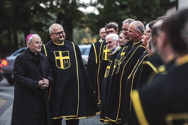 Rycerze nazywają abp. Hosera „arcybiskupem kreatorem”, ponieważ pozwolił im się rozwijać na terenie diecezji i nadał im status katolickiego publicznego stowarzyszenia wiernych