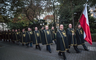 Niosący flagę Marek Kajaniec z Lidzbarka Warmińskiego mówi, że w zakonie Rycerzy Jana Pawła II znalazł miejsce, gdzie wiarę może przeżywać po męsku