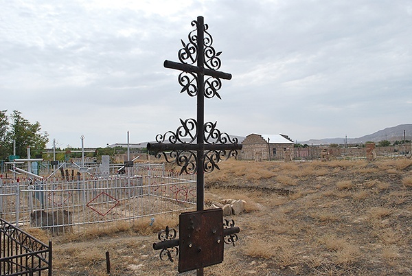 Polacy rozsiani na całym świecie. Tu: na cmentarzu w Serdar (Azja Środkowa) spoczęli polscy budowniczy linii kolejowej  przez pustynię Kara-kum