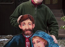  Marek Szołtysek przed domem w Rybniku z figurami Matki Bożej i św. Józefa z przydomowej stajenki