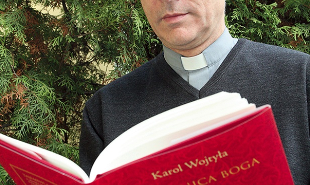 Ks. Szymon Fedorowicz z książką zawierającą przechowane przez jego ojca teksty  Poniżej: 23 listopada, tak jak 62 lata temu, w kościele  św. Floriana zostanie  wystawione misterium  „Christus Rex” autorstwa  Karola Wojtyły