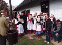  Artur Dziurman (pośrodku) w pracę z artystami Sceny Moliere wkłada całe serce. Każdy szczegół spektaklu musi być perfekcyjnie dopracowany