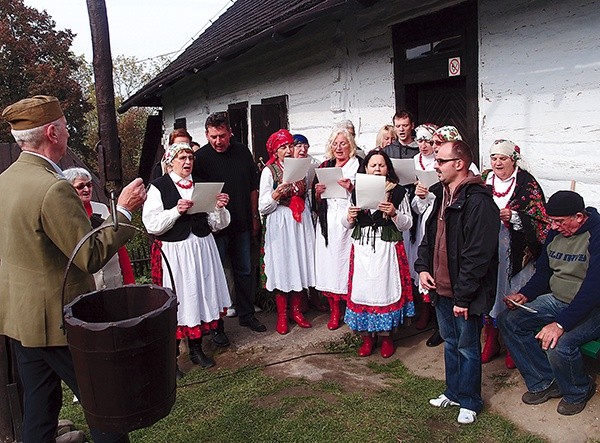  Artur Dziurman (pośrodku) w pracę z artystami Sceny Moliere wkłada całe serce. Każdy szczegół spektaklu musi być perfekcyjnie dopracowany