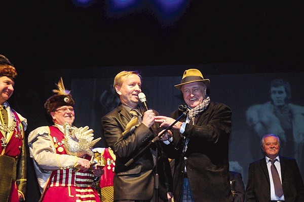  Dariusz Domański (z mikrofonem) recytował na przemian z Janem Nowickim monolog Wielkiego Księcia z „Nocy listopadowej” Wyspiańskiego