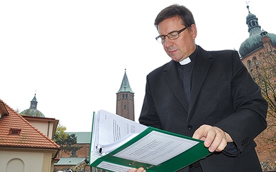  Ks. proboszcz Stefan Cegłowski przedstawia dokumentację: „Rewitalizacja zespołu zabytkowego bazyliki katedralnej w Płocku wraz z otoczeniem” 