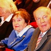  Stanisław Banaszkiewicza z żoną Anną prowadził w VI LO koło chemiczne oraz przygotowywał olimpijczyków