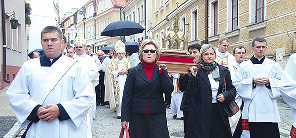 Mieszkańcy miasta ponieśli relikwie ulicami Sandomierza