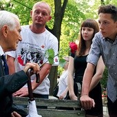 Jerzy Lisiecki opowiada młodym swoje powstańcze losy na Powązkach