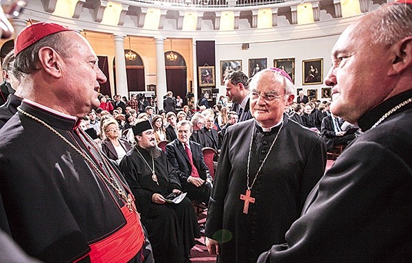 Kard. Gianfranco Ravasi z abp. Hoserem i kard. Nyczem przed spotkaniem na temat relacji między wiarą i społeczeństwem