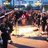 Po dokonaniu aktu zawierzenia pamiątkową tablicę odsłonili abp Sławoj Leszek Głódź oraz prezydent Wojciech Szczurek