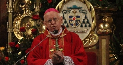 Biskup czeka, modlitwa trwa