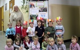 S. Anna i dzieci z przedszkola sióstr misjonarek Świętej Rodziny w Łowiczu