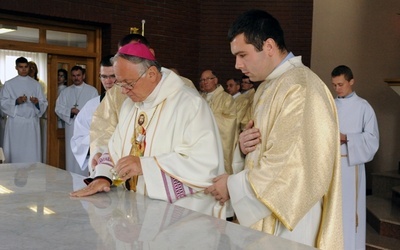 Sercem uroczystego poświęcenia jest namaszczenie ołtarza, na którym sprawowana jest Eucharystia 