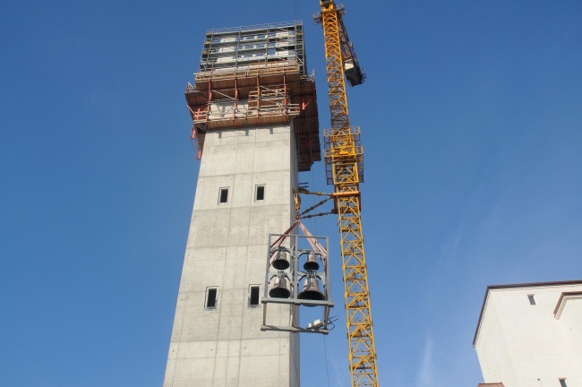 Montaż dzwonów w Centrum JPII