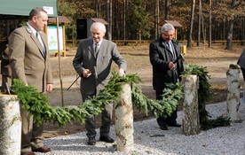 Odnowioną ścieżkę otworzyli ludzie związani z codzienną troską o lasy w regionie radomskim