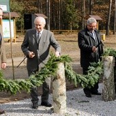 Odnowioną ścieżkę otworzyli ludzie związani z codzienną troską o lasy w regionie radomskim