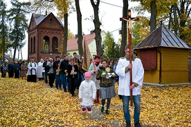 Relikwie bł. o. Honorata uczczono w każdej rodzinie w czasie trzyletniej peregrynacji w parafii. Teraz są one noszone w uroczystej procesji 