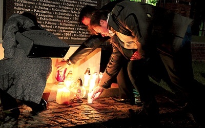 Jest szansa, że do przyszłego roku powstanie we Wrocławiu pomnik dziecka utraconego. Tym razem znicze zostały złożone na cmentarzu ojców franciszkanów