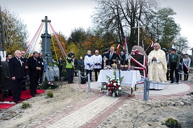  Rozstaje wiejskich dróg i przydrożna zabytkowa kapliczka to idealne  miejsce dla upamiętnienia bohaterskich mieszkańców