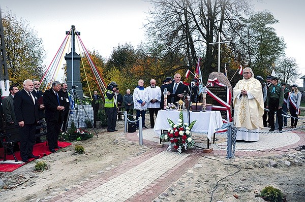  Rozstaje wiejskich dróg i przydrożna zabytkowa kapliczka to idealne  miejsce dla upamiętnienia bohaterskich mieszkańców