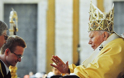 Rzym, 18 maja 2003. Daniel Gajewski podczas Mszy św. kanonizacyjnej bł. Urszuli Ledóchowskiej