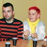 Karolina i Maciej, rodzice po stracie, przekonywali w Słupsku, że każdy ma prawo do żałoby po śmierci dziecka