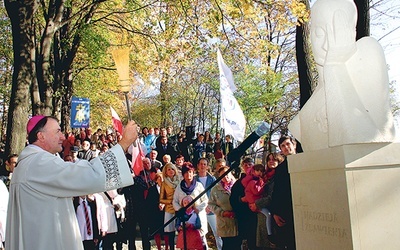  Pomnik poświęcił bp Andrzej Jeż