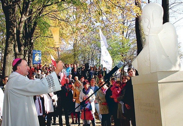  Pomnik poświęcił bp Andrzej Jeż