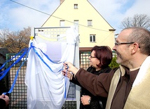 Odsłonięcie pamiątkowej tablicy na skwerze