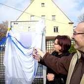 Odsłonięcie pamiątkowej tablicy na skwerze