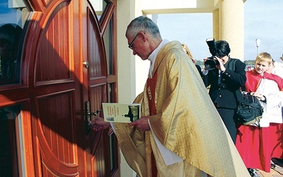 Proboszcz ks. Antoni Swadźba otwiera drzwi nowego kościoła 