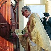 Proboszcz ks. Antoni Swadźba otwiera drzwi nowego kościoła 