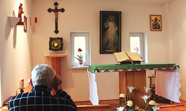 Modlitwa w hospicyjnej kaplicy