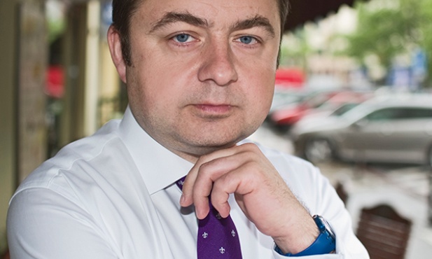 Konrad Szymański jest prawnikiem. Działał w ruchach pro life, od 1998 do 2002 r. będąc m.in. członkiem zarządu Polskiej Federacji Ruchów Obrony Życia. Od 2004 r. jest posłem PiS do Parlamentu Europejskiego. Należy do parlamentarnej grupy Unii na rzecz Europy Narodów, zasiada w Komisji Spraw Zagranicznych, Komisji Praw Kobiet i Równouprawnienia. Jest też członkiem Delegacji ds. stosunków z Białorusią.