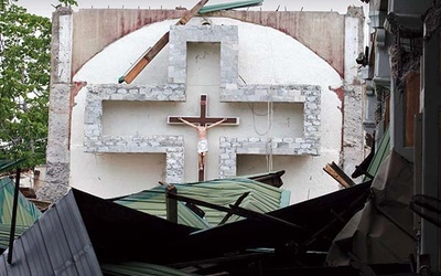 16.10.2013. Tubigin. Filipiny. Kościół św. Izydora zniszczony przez trzęsienie ziemi o sile 7,2 stopnia w skali Richtera. Liczba śmiertelnych ofiar tego kataklizmu sięgnęła 144 osób, ponad 300 zostało rannych.
