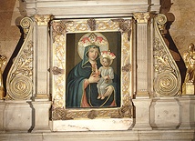 Obraz Matki Bożej w głównym ołtarzu umieszczony został w 1659 roku