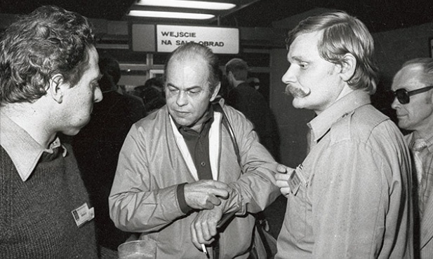 Jacek Kuroń (w środku) po 1968 roku zaczął akceptować ewangeliczny system wartości i odrzucił marksizm. Słynny list otwarty do partii, przygotowany wcześniej wraz z Karolem Modzelewskim, był jeszcze pisany z marksistowskich pozycji