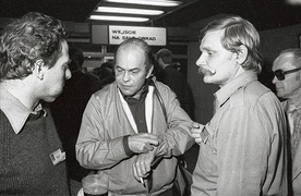 Jacek Kuroń (w środku) po 1968 roku zaczął akceptować ewangeliczny system wartości i odrzucił marksizm. Słynny list otwarty do partii, przygotowany wcześniej wraz z Karolem Modzelewskim, był jeszcze pisany z marksistowskich pozycji