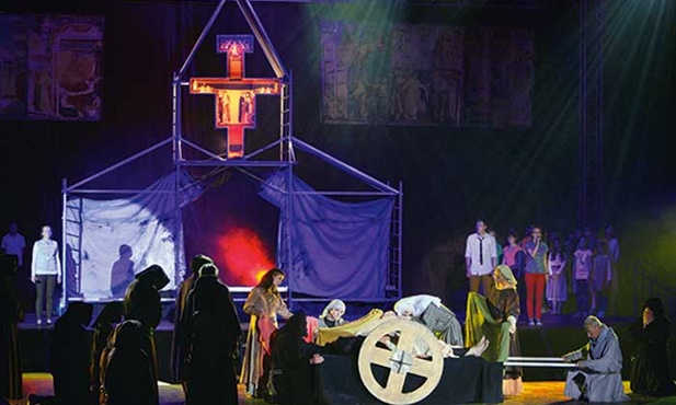 Widowisko " Franciszek", imponujące zwłaszcza od strony wizualnej, połączyło w sobie tradycyjny teatr z baletem  i musicalem