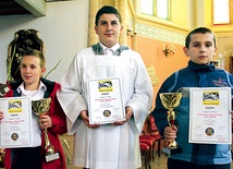  Laureaci (od lewej): Jakub Turczyn z Trzebicza (II miejsce), Dominik Owczarzak z Trzebicza (I miejsce) i Tomasz Pindel z Dobiegniewa (III miejsce) dostali nagrody rzeczowe, dyplomy i puchary. Pojadą także na wycieczkę do Pragi, którą ufundował ks. proboszcz Tadeusz Wołoszyn