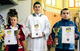  Laureaci (od lewej): Jakub Turczyn z Trzebicza (II miejsce), Dominik Owczarzak z Trzebicza (I miejsce) i Tomasz Pindel z Dobiegniewa (III miejsce) dostali nagrody rzeczowe, dyplomy i puchary. Pojadą także na wycieczkę do Pragi, którą ufundował ks. proboszcz Tadeusz Wołoszyn