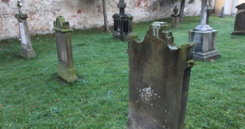 W cichości cmentarza...