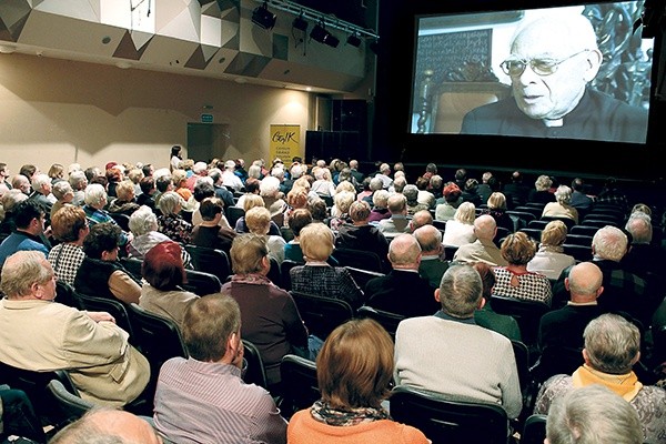 – Życzę wszystkim olsztynianom, by byli szczęśliwi, by dobry Bóg otaczał ich swoją opieką – powiedział w końcowej scenie filmu ks. Julian Żołnierkiewicz