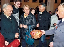 Odblaski rozdawano starszym i młodzieży