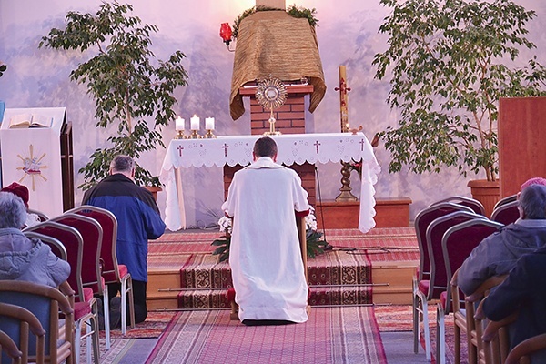  Modlitwa za utracone dzieci rozpoczęła się od adoracji Najświętszego Sakramentu i Różańca
