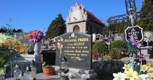 Grób wizjonerki Julianny na cmentarzu w Szczyrku